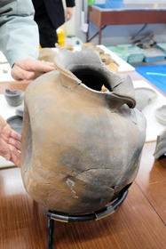 朝鮮半島で作られた陶質土器。現在の韓国南西部で焼成されたとみられる。くぼみやゆがみ、縄目の模様がある=西宮市津門大塚町、津門大塚町遺跡 朝鮮半島で作られた陶質土器。現在の韓国南西部で焼成されたとみられる。くぼみやゆがみ、縄目の模様がある=西宮市津門大塚町、津門大塚町遺跡