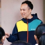尼崎市立武庫東中学校(兵庫県尼崎市武庫之荘7)の陸上部が近年、県大会の上位入賞者や全国大会出場者を続々と輩出している。チームを支えるのは、外部コーチの佐藤玄主(くろす)さん(23)=神戸市。実は2018年、えべっさんの総本社・西宮神社(同県西宮市社家町)の行事「福男選び」で一番福になった人物だ。生徒たちとさらなる高みへ。後ろには福の神がついている?