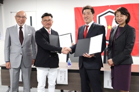 協定を交わす滝谷良介さん(左から2人目)と安本卓史さん(右から2人目)=芦屋市役所 協定を交わす滝谷良介さん(左から2人目)と安本卓史さん(右から2人目)=芦屋市役所