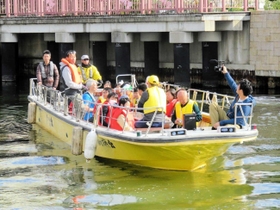 2018年秋に「全国運河サミット」の交流イベントとして開かれた運河クルーズ。万博期間中の定時運航を目指す(県提供) 2018年秋に「全国運河サミット」の交流イベントとして開かれた運河クルーズ。万博期間中の定時運航を目指す(県提供)