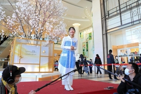 阪急西宮ガーデンズ15周年記念プロジェクトの記者発表会で取材に応じる山之内すずさん=15日午前、西宮市高松町 阪急西宮ガーデンズ15周年記念プロジェクトの記者発表会で取材に応じる山之内すずさん=15日午前、西宮市高松町