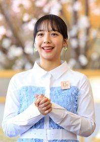 阪急西宮ガーデンズ15周年記念プロジェクトの記者発表会で取材に応じる山之内すずさん=15日午前、西宮市高松町 阪急西宮ガーデンズ15周年記念プロジェクトの記者発表会で取材に応じる山之内すずさん=15日午前、西宮市高松町