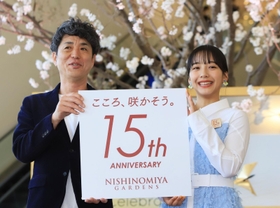 阪急西宮ガーデンズ15周年記念プロジェクトの記者発表会で、山内恒治館長(左)と写真撮影に応じる山之内すずさん=15日午前、西宮市高松町 阪急西宮ガーデンズ15周年記念プロジェクトの記者発表会で、山内恒治館長(左)と写真撮影に応じる山之内すずさん=15日午前、西宮市高松町