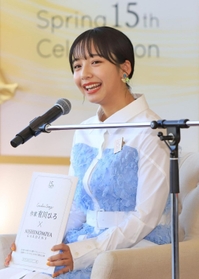 阪急西宮ガーデンズ15周年で有川ひろさんが書いたオリジナル短編小説を朗読し、はにかむ山之内すずさん=15日午前、西宮市高松町 阪急西宮ガーデンズ15周年で有川ひろさんが書いたオリジナル短編小説を朗読し、はにかむ山之内すずさん=15日午前、西宮市高松町