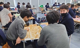 付箋を活用してアイデアを練る生徒たち=甲南高校 付箋を活用してアイデアを練る生徒たち=甲南高校