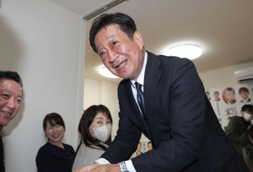 一騎打ちを制し、支持者と喜ぶ青山暁氏=芦屋市茶屋之町(撮影・小林良多) 一騎打ちを制し、支持者と喜ぶ青山暁氏=芦屋市茶屋之町(撮影・小林良多)