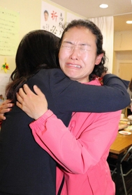 当選確実の知らせを受け、涙を浮かべて支援者と抱き合う高橋有子氏=伊丹市南野北1 当選確実の知らせを受け、涙を浮かべて支援者と抱き合う高橋有子氏=伊丹市南野北1