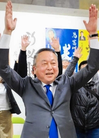 4選を果たし、支援者と喜び合う冨川晃太郎氏=宝塚市中筋5 4選を果たし、支援者と喜び合う冨川晃太郎氏=宝塚市中筋5