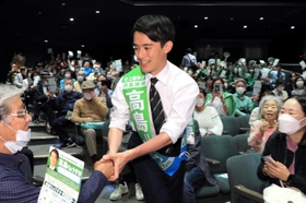 総決起大会で、拍手と声援を浴びながら登場した高島崚輔氏=20日夜、芦屋市業平町、ルネサンスクラシックス芦屋ルナ・ホール(撮影・吉田敦史) 総決起大会で、拍手と声援を浴びながら登場した高島崚輔氏=20日夜、芦屋市業平町、ルネサンスクラシックス芦屋ルナ・ホール(撮影・吉田敦史)