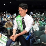 4人が立候補し、1995年以来の激戦となった兵庫県芦屋市長選は、再選を目指した現職の伊藤舞氏(53)ら3人を下し、新人の高島崚輔氏(26)が初当選を果たした。一般的に2期目を目指す現職の選挙は「盤石」とされるが、有権者は史上最年少のリーダーによるかじ取りを選択した。舞台裏では何が起きていたのか。担当記者たちが振り返る。