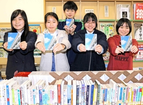 「わたしの一冊」の編集に携わった尼崎北高校の図書委員ら=尼崎市塚口町5 「わたしの一冊」の編集に携わった尼崎北高校の図書委員ら=尼崎市塚口町5