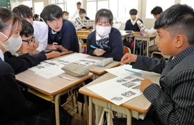 インド人生徒と交流する市伊丹高の生徒たち=伊丹市行基町4 インド人生徒と交流する市伊丹高の生徒たち=伊丹市行基町4