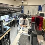 パソコンや3Dプリンターが並ぶ神吉佳佑さんの自宅(提供)