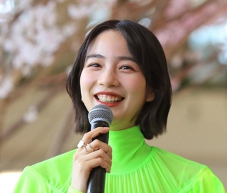 イメージキャラクターとして広告用の撮影などを振り返るのんさん=西宮市高松町、阪急西宮ガーデンズ(撮影・吉田敦史)