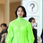 鮮やかな黄緑色の衣装で登場したのんさん=西宮市高松町、阪急西宮ガーデンズ(撮影・吉田敦史)