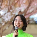 イメージキャラクターとして広告用の撮影などを振り返るのんさん=西宮市高松町、阪急西宮ガーデンズ(撮影・吉田敦史)