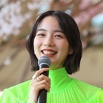 イメージキャラクターとして広告用の撮影などを振り返るのんさん=西宮市高松町、阪急西宮ガーデンズ(撮影・吉田敦史)