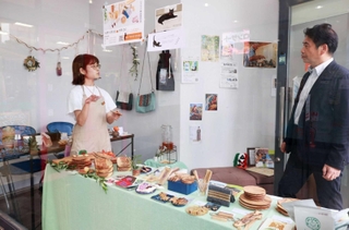 「デモスペース伊丹」に出店した高橋智恵さん(左)と新井組の渡辺太郎・成長戦略部長=伊丹市伊丹1