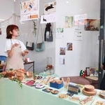 「デモスペース伊丹」に出店した高橋智恵さん(左)と新井組の渡辺太郎・成長戦略部長=伊丹市伊丹1