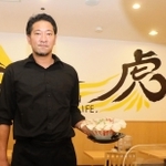 プロ野球・阪神タイガースの元投手が経営する九州豚骨ラーメン店「加虎」が、JR住吉駅前にオープンした。チャーシューたっぷりの看板メニューは名付けて「エース」チャーシューラーメン。本場の福岡・博多で修業をして習得してきたという正統派泡系のスープで、ラーメン界に渾身(こんしん)のストレートを投じる。(井上太郎)
