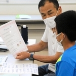 神戸市東灘区は市内でも外国人人口が多く、20年に6千人を超えた。日本語に不安を抱える児童生徒も多く、新型コロナウイルス禍はその課題を浮き彫りにしたという。本庄地域福祉センター(同区本庄町2)を拠点に外国人の子どもたちの学習支援に取り組み、今年5月で設立20周年を迎えたボランティア団体「こうべ子どもにこにこ会」を取材した。(井上太郎)