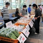 神戸市東灘区内の福祉作業所が手作りの小物や菓子を販売するイベント「まんまるケッティ」が、隔月開催から毎月開催に切り替わった。会場は阪神御影駅前の商業施設「御影クラッセ」に加え、東灘区役所を追加。引き続き奇数月はクラッセで行い、これまで開催がなかった偶数月も、今夏から区役所1階ロビーで出店し始めた。