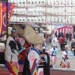 播磨国総社(兵庫県姫路市総社本町)で16日、20年に1度の三ツ山大祭で行われていた「謡囃子(うたいばやし)」が再現された。新型コロナウイルスの影響で初えびす祭の名物「宝恵駕籠(ほえかご)行列」は中止