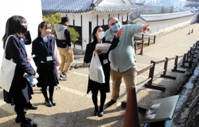 ALTに英語で姫路城の説明をする琴丘高の生徒たち=姫路城 ALTに英語で姫路城の説明をする琴丘高の生徒たち=姫路城