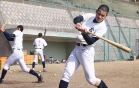 打撃練習に励む「まるはり姫路ベースボールクラブ」の選手ら=姫路市安富町安志 打撃練習に励む「まるはり姫路ベースボールクラブ」の選手ら=姫路市安富町安志