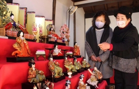 さまざまなひな人形が並ぶ会場。表情の違いなども楽しめる=林田大庄屋旧三木家住宅 さまざまなひな人形が並ぶ会場。表情の違いなども楽しめる=林田大庄屋旧三木家住宅