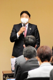 全議員を前に、白浜地域に絡む一部事業の予算執行について説明する清元秀泰市長=姫路市役所 全議員を前に、白浜地域に絡む一部事業の予算執行について説明する清元秀泰市長=姫路市役所