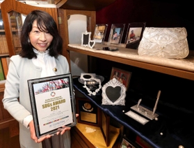 「SDGsアワード」を受賞したフィリグリージャパンの松本佳子代表=姫路市白国1(撮影・小林良多) 「SDGsアワード」を受賞したフィリグリージャパンの松本佳子代表=姫路市白国1(撮影・小林良多)
