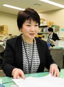 保育園生活に関する保護者の相談に乗る姫路市こども保育課の藤尾麻紀さん=姫路市役所 保育園生活に関する保護者の相談に乗る姫路市こども保育課の藤尾麻紀さん=姫路市役所