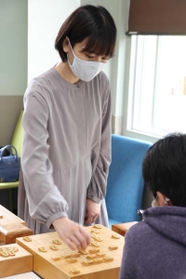 指導対局で将棋ファンと交流する山根ことみ女流二段=姫路市総社本町 指導対局で将棋ファンと交流する山根ことみ女流二段=姫路市総社本町