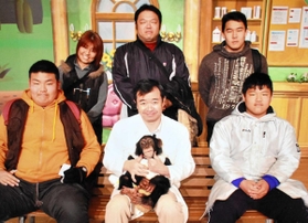 休日の清瀬さん一家。(後列左から)幸枝さん、誠さん、真也さん、(前列左から)竜也さん、(1人おいて)朋也さん=2017年12月、熊本県阿蘇市内(清瀬さん提供) 休日の清瀬さん一家。(後列左から)幸枝さん、誠さん、真也さん、(前列左から)竜也さん、(1人おいて)朋也さん=2017年12月、熊本県阿蘇市内(清瀬さん提供)