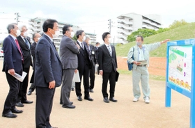 浜手緑地を視察する姫路市議会特別委員会のメンバーら=同市白浜町 浜手緑地を視察する姫路市議会特別委員会のメンバーら=同市白浜町