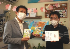 完成した「御宿印帳」を持つ城下智久さん(左)=姫路市国府寺町 完成した「御宿印帳」を持つ城下智久さん(左)=姫路市国府寺町