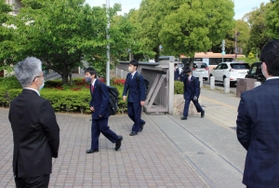 時差登校をする淳心学院の生徒ら=姫路市本町 時差登校をする淳心学院の生徒ら=姫路市本町