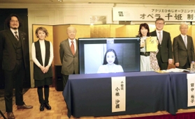 制作発表会に臨む(左から)池内響さん、田中祐子さん、池辺晋一郎さん、玉岡かおるさん=姫路市南駅前町、ホテル日航姫路 制作発表会に臨む(左から)池内響さん、田中祐子さん、池辺晋一郎さん、玉岡かおるさん=姫路市南駅前町、ホテル日航姫路