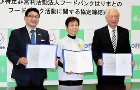 協定を締結した(左から)清元秀泰姫路市長、フードバンクはりまの辻本美波理事長、市社会福祉協議会の竹田佑一理事長=姫路市役所 協定を締結した(左から)清元秀泰姫路市長、フードバンクはりまの辻本美波理事長、市社会福祉協議会の竹田佑一理事長=姫路市役所