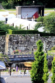 姫路城三の丸広場で行われた聖火リレー=姫路市本町(撮影・大山伸一郎) 姫路城三の丸広場で行われた聖火リレー=姫路市本町(撮影・大山伸一郎)