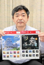 姫路城がプリントされた切手シートと、撮影した名田和由さん=姫路市夢前町置本、ヤマサ蒲鉾 姫路城がプリントされた切手シートと、撮影した名田和由さん=姫路市夢前町置本、ヤマサ蒲鉾