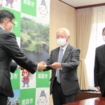 姫路独協大学(兵庫県姫路市上大野7)を運営する学校法人独協学園(埼玉県草加市)は14日、同大の公立大学法人化を姫路市に要望した。少子化の加速やコロナ禍での経済悪化などにより「運営形態の見直しが不可欠」と判断したという。
