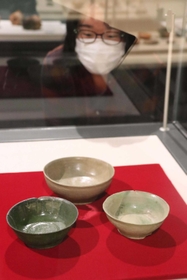 姫路城周辺で発掘された平安時代の緑釉陶器が並ぶ会場=姫路市四郷町坂元 姫路城周辺で発掘された平安時代の緑釉陶器が並ぶ会場=姫路市四郷町坂元