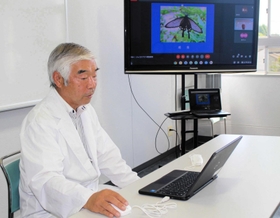 パソコン画面に向かってジャコウアゲハの生態などを説明する上田倫範会長=姫路市立総合教育センター パソコン画面に向かってジャコウアゲハの生態などを説明する上田倫範会長=姫路市立総合教育センター
