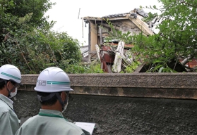 屋根が傾いた空き家の前で略式代執行の宣言を読み上げる市職員=姫路市四郷町上鈴 屋根が傾いた空き家の前で略式代執行の宣言を読み上げる市職員=姫路市四郷町上鈴