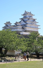 世界文化遺産・国宝姫路城も新型コロナの影響で入城者が大きく落ち込んだ=2020年5月、姫路市本町 世界文化遺産・国宝姫路城も新型コロナの影響で入城者が大きく落ち込んだ=2020年5月、姫路市本町