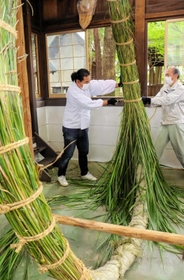 「大茅の輪」を作る総社職員と二階町商店街振興組合有志=播磨国総社 「大茅の輪」を作る総社職員と二階町商店街振興組合有志=播磨国総社