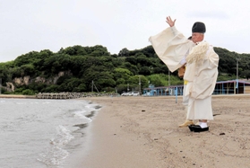 海水浴客の安全を祈願して行われた海開きの神事=姫路市的形町的形 海水浴客の安全を祈願して行われた海開きの神事=姫路市的形町的形
