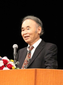 日本人の情緒を育んできた歌や教養について語る藤原正彦さん=姫路市西延末 日本人の情緒を育んできた歌や教養について語る藤原正彦さん=姫路市西延末